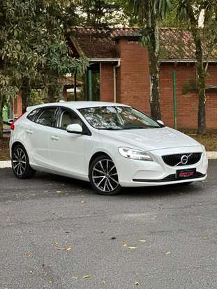 VOLVO-V40-2017