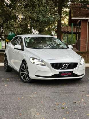 VOLVO-V40-2017