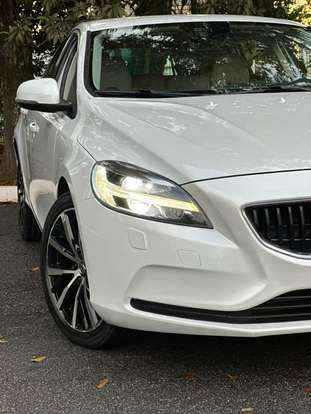 VOLVO-V40-2017