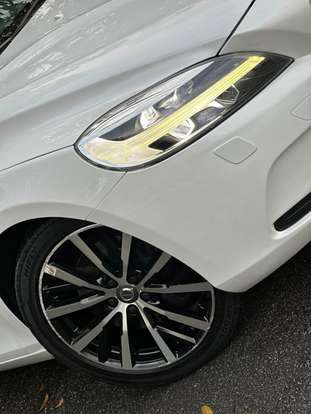 VOLVO-V40-2017