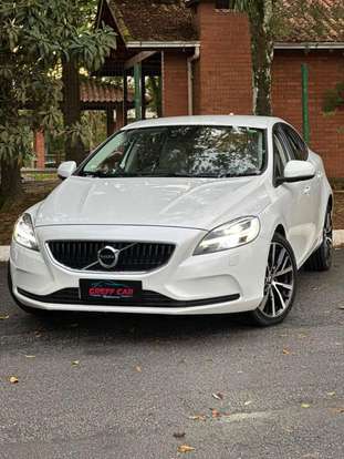 VOLVO-V40-2017