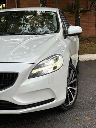 VOLVO-V40-2017