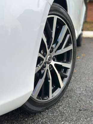 VOLVO-V40-2017