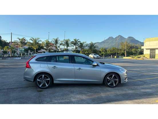 VOLVO-V60-2.0 T5 R DESIGN COMFORT 16V TURBO GASOLINA 4P AUTOMATIZADO VOLVO-V60-2013