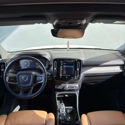 VOLVO-XC40-2021