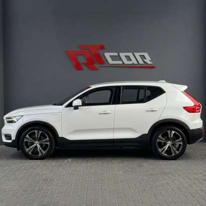 VOLVO-XC40-2021