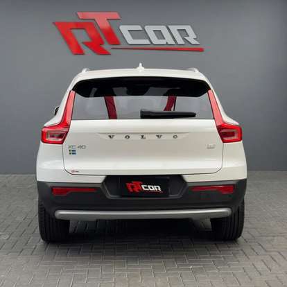 VOLVO-XC40-2021
