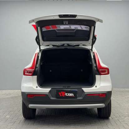 VOLVO-XC40-2021