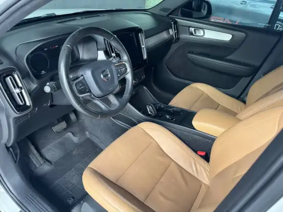 VOLVO-XC40-2.0 T5 GASOLINA MOMENTUM AWD GEARTRONIC VOLVO-XC40-2018