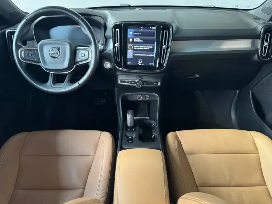 VOLVO-XC40-2018