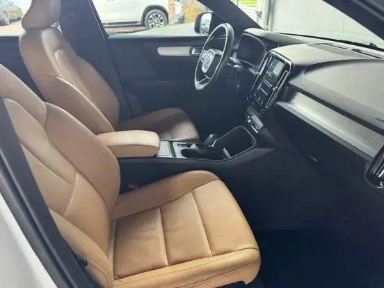 VOLVO-XC40-2.0 T5 GASOLINA MOMENTUM AWD GEARTRONIC VOLVO-XC40-2018