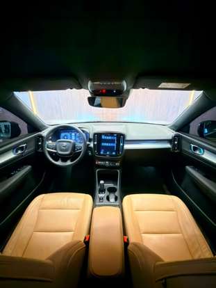 VOLVO-XC40-2020