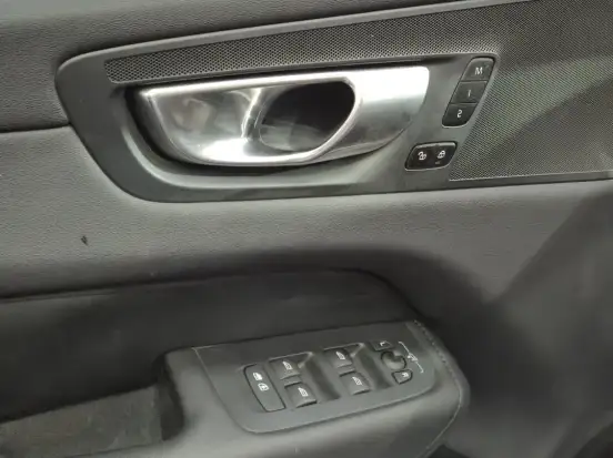VOLVO-XC60-2022