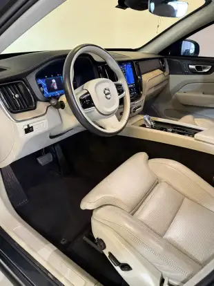 VOLVO-XC60-2023