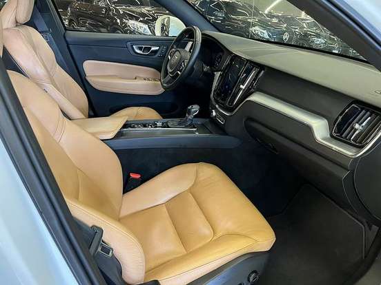 VOLVO-XC60-2.0 D5 DIESEL MOMENTUM AWD GEARTRONIC VOLVO-XC60-2019