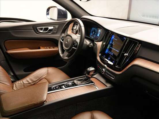 VOLVO-XC60-2020