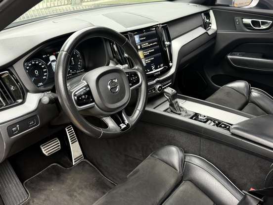 VOLVO-XC60-2017
