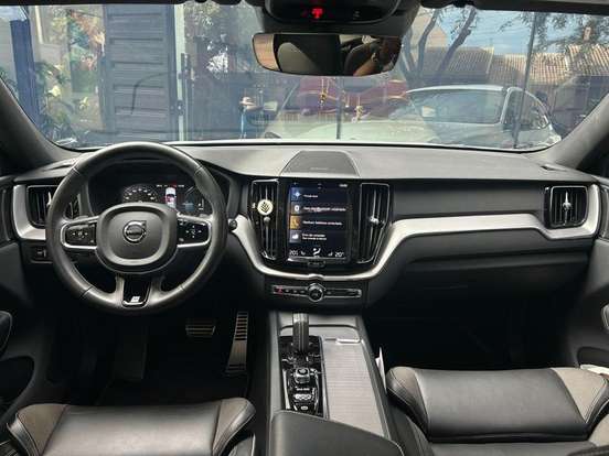 VOLVO-XC60-2020