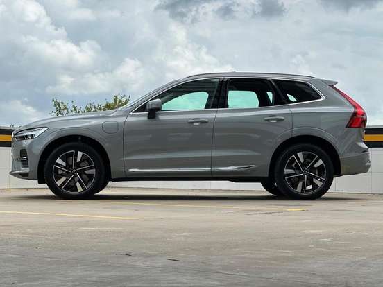 VOLVO-XC60-2025