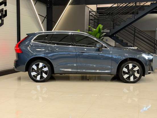 VOLVO-XC60-2023