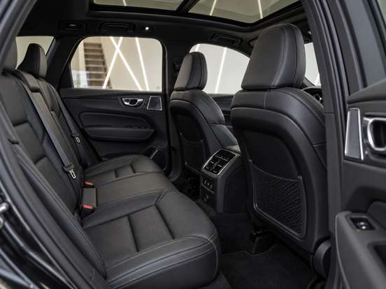 VOLVO-XC60-2023