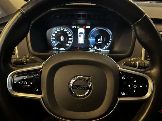 VOLVO-XC90-2021