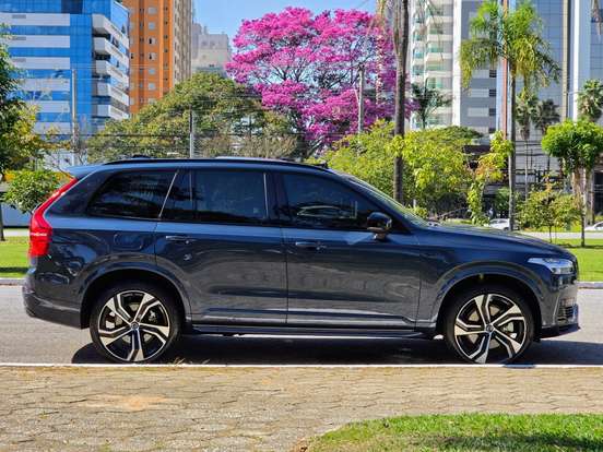VOLVO-XC90-2022
