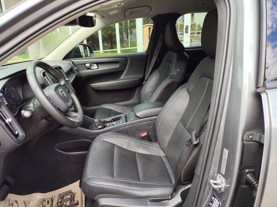 VOLVO-XC40-2019