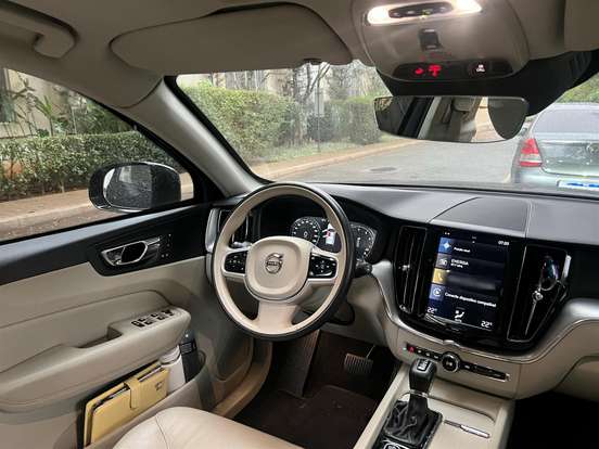 VOLVO-XC60-2.0 T5 GASOLINA MOMENTUM AWD GEARTRONIC VOLVO-XC60-2018