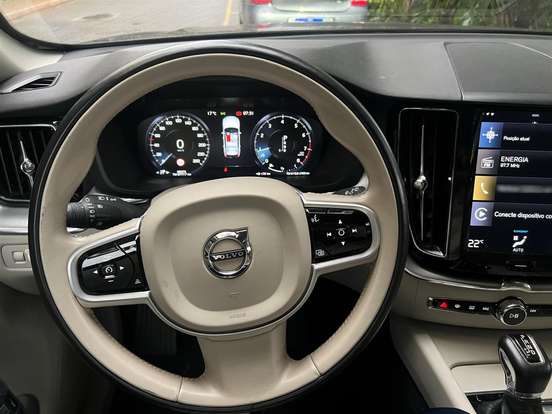 VOLVO-XC60-2.0 T5 GASOLINA MOMENTUM AWD GEARTRONIC VOLVO-XC60-2018
