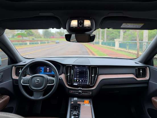 VOLVO-XC60-2023