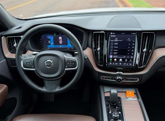VOLVO-XC60-2023