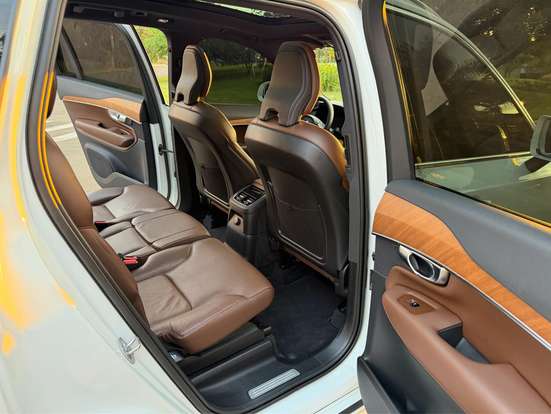 VOLVO-XC90-2022