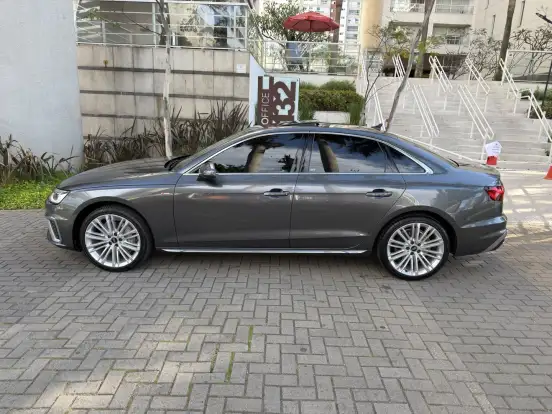 AUDI-A4-2022