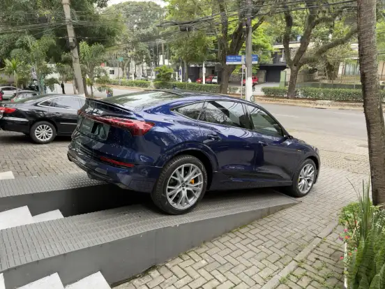 AUDI-E-TRON-2022
