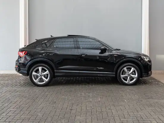 AUDI-Q3-2022