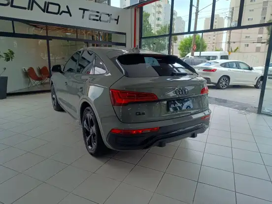 AUDI-Q5-2021