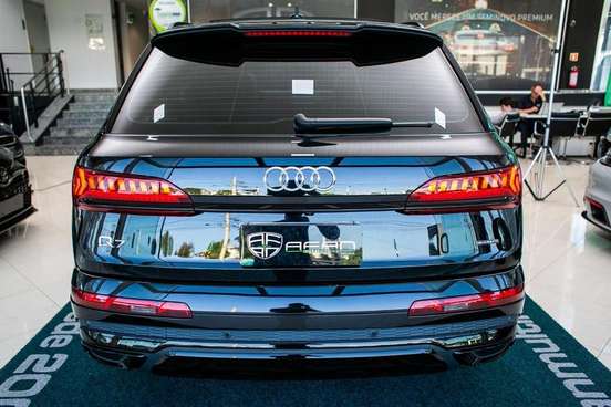 AUDI-Q7-2023
