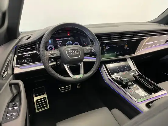AUDI-Q8-2024
