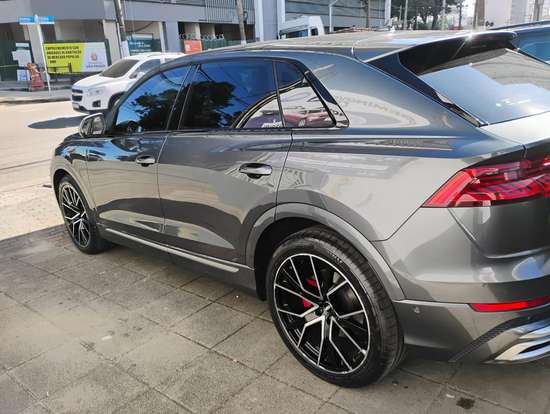 AUDI-Q8-2019