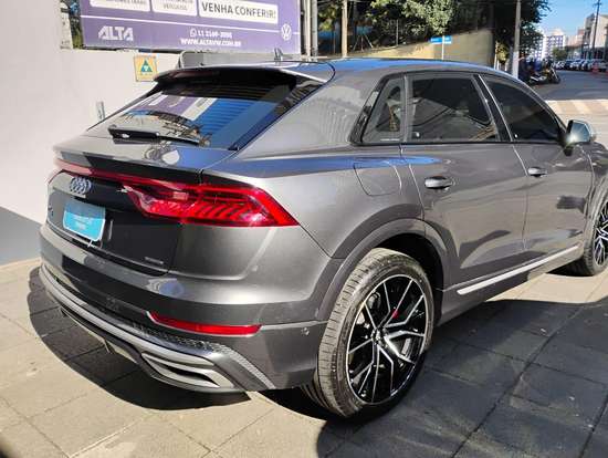 AUDI-Q8-2019