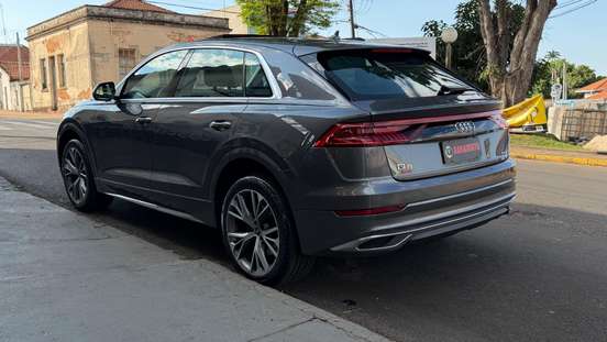 AUDI-Q8-2020
