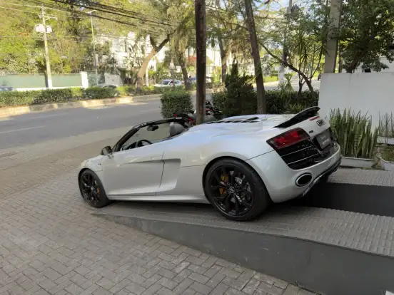 AUDI-R8-2011