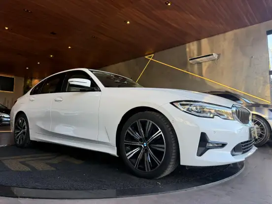 BMW-320i-2022