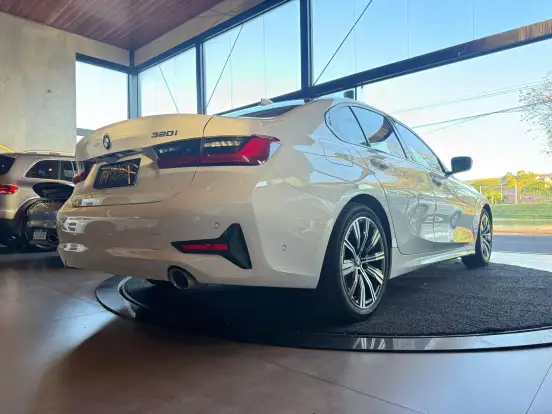 BMW-320i-2022