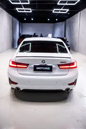 BMW-320i-2022