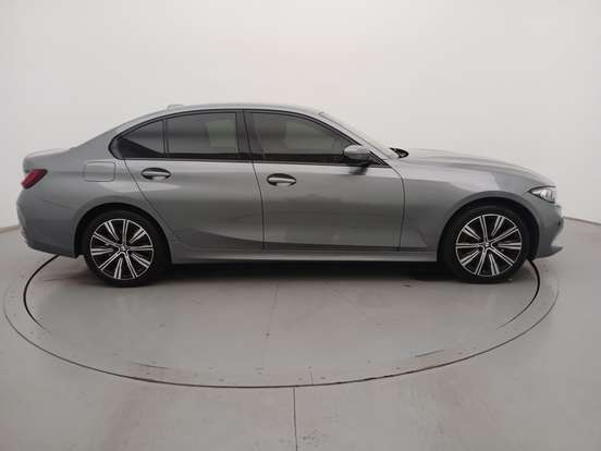 BMW-320i-2023