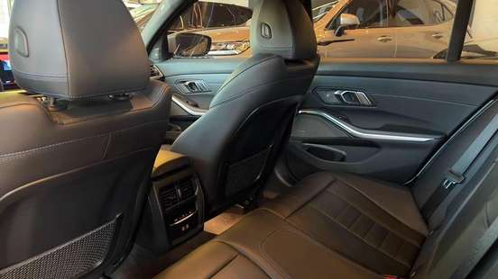BMW-320i-2023