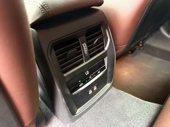BMW-320i-2024