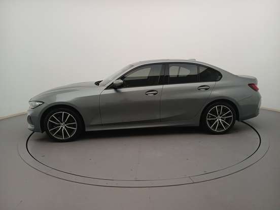 BMW-320i-2022